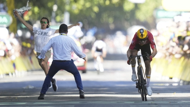 Pro-Palestinian protester takes issue with Israeli team at Tour de France Article Image 0