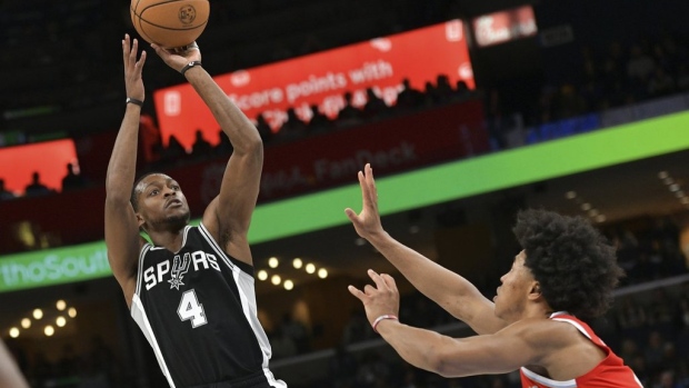 San Antonio Spurs, De’Aaron Fox agrees to four-year, $228M extension, AP source says Article Image 0
