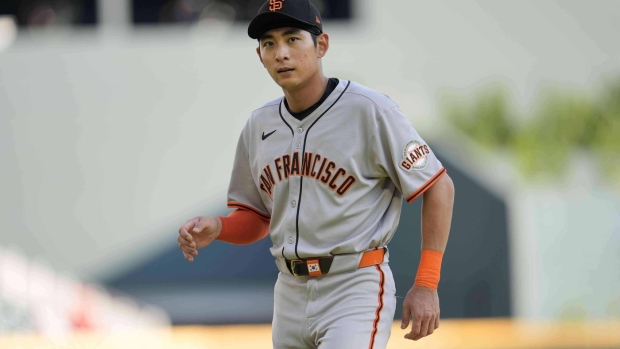 Giants' Jung Hoo Lee makes catch off glove, thigh and calf before pinning baseball between knees Article Image 0