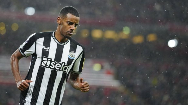 Alexander Isak won't play against Liverpool but still has Newcastle future, Howe says Article Image 0