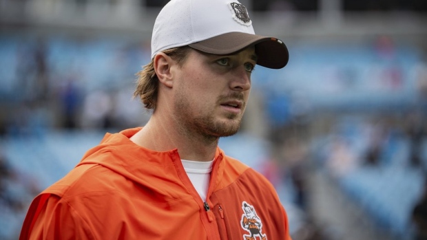 Browns trade QB Kenny Pickett to the Raiders, where he'll back up Geno Smith Article Image 0