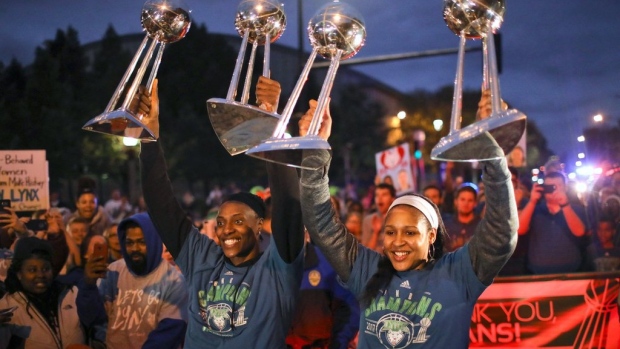 Lynx quartet: Moore and Fowles joining former Lynx teammates Whalen, Augustus in the Hall of Fame Article Image 0, The Canadian Press Lynx quartet: Moore and Fowles joining former Lynx teammates Whalen, Augustus in the Hall of Fame Article Image 0