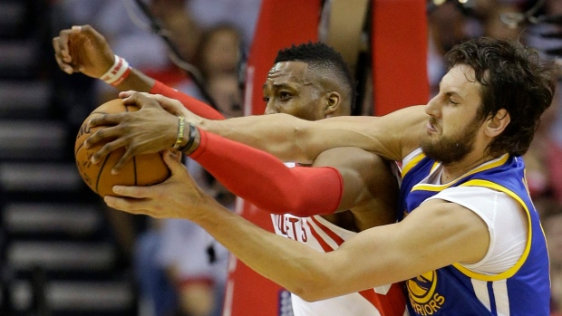 Dwight Howard jostles with Andrew Bogut