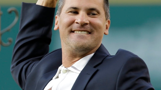 Omar Vizquel dazzles Indians fans again as he's inducted into team's Hall of Fame Article Image 0