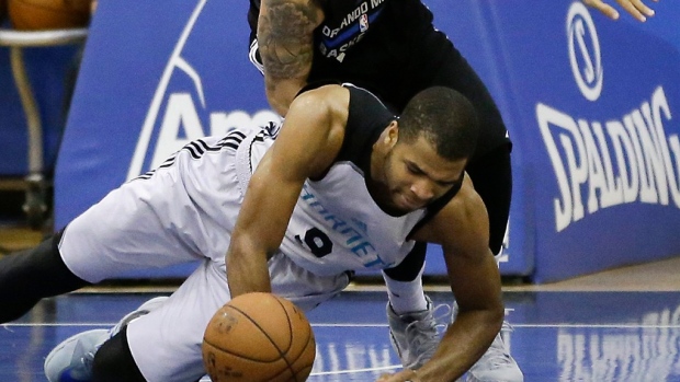 Hornets sign undrafted free agent guard Aaron Harrison after solid showing in summer league Article Image 0