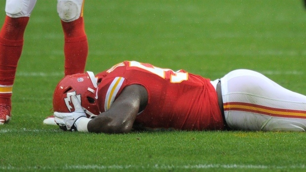 Chiefs awaiting MRI to know how much time LB Justin Houston could miss with knee injury Article Image 0