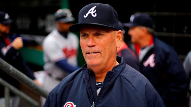 Braves exercise option on manager Snitker 