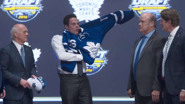 Auston Matthews reacts to putting on the (new) Leafs jersey for first time  - The Hockey News