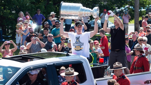 Sidney Crosby takes Stanley Cup to Tim Hortons