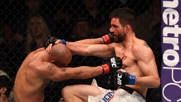 Carlos Condit knees Robbie Lawler