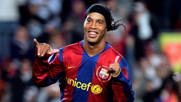 Ronaldinho signs 1-year extension with Atletico