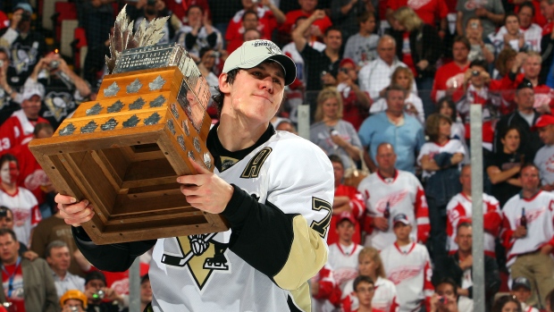 Evgeni Malkin with the Conn Smythe Trophy