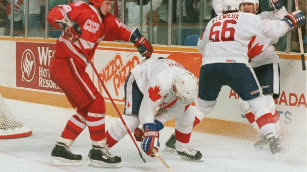 Mario Lemieux and Wayne Gretzky