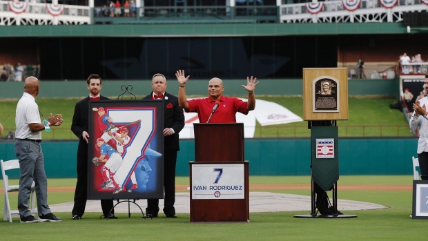 Rangers retire Pudge Rodriguez's jersey 