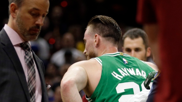 Gordon Hayward Breaks Ankle as Cavs Beat Celtics - The New York Times