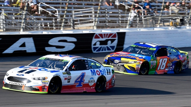 Kevin Harvick (#4) and Kyle Busch (#18)