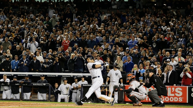 Derek Jeter hits walk-off single in final Yankee Stadium at-bat
