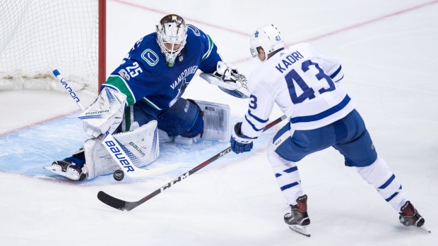 Vancouver Canucks' Jacob Markstrom makes highlight-reel save in