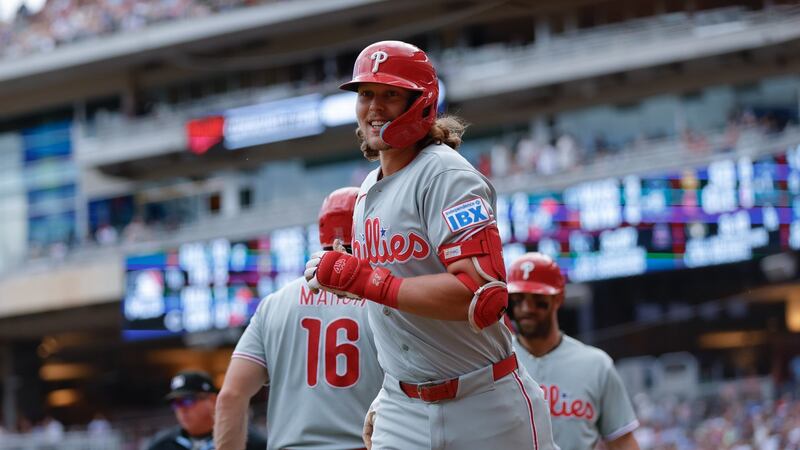 De La Cruz hits go-ahead single, Phillies overcome five-run deficit to beat Twins