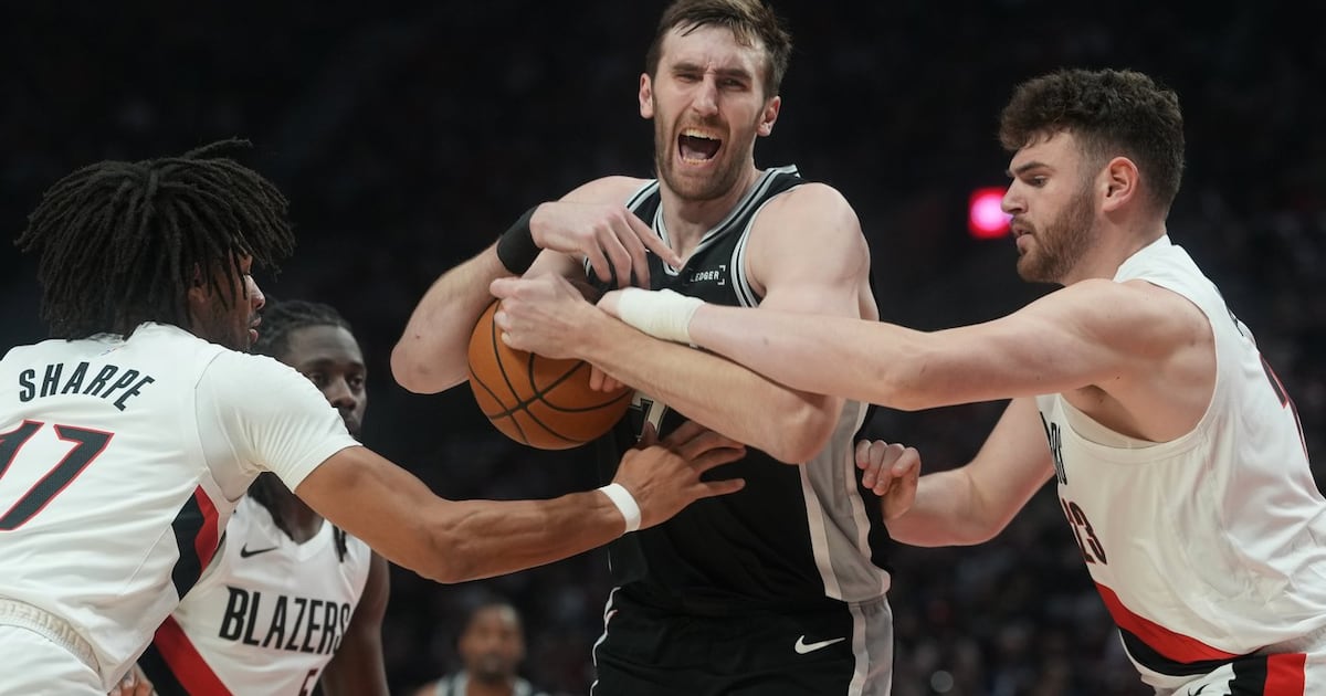 Spurs' Kornet helps stranded motorist in rainy San Antonio morning