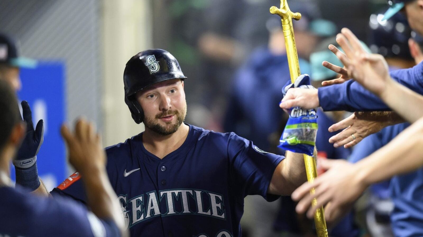 Cal Raleigh reaches 40-homer mark in win over Los Angeles Angels
