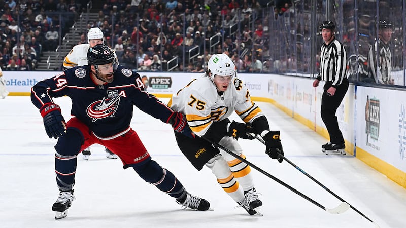 Bruins sign F Reichel to one-year extension