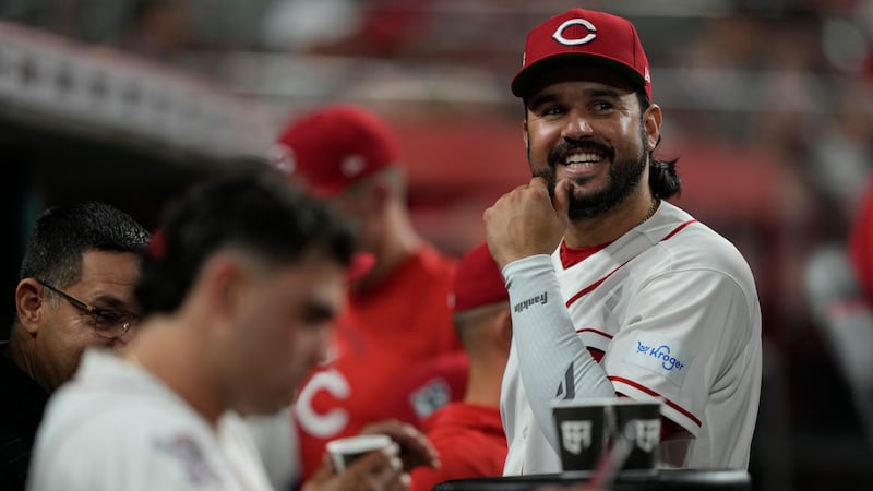 Suárez drives in two as Reds beat Twins