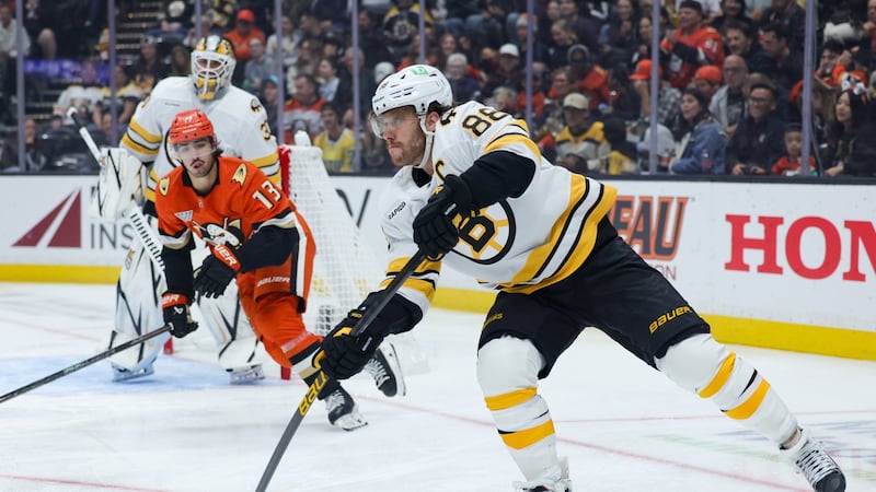 Lindholm’s big 3rd period sparks streaking Bruins’ comeback win over Ducks