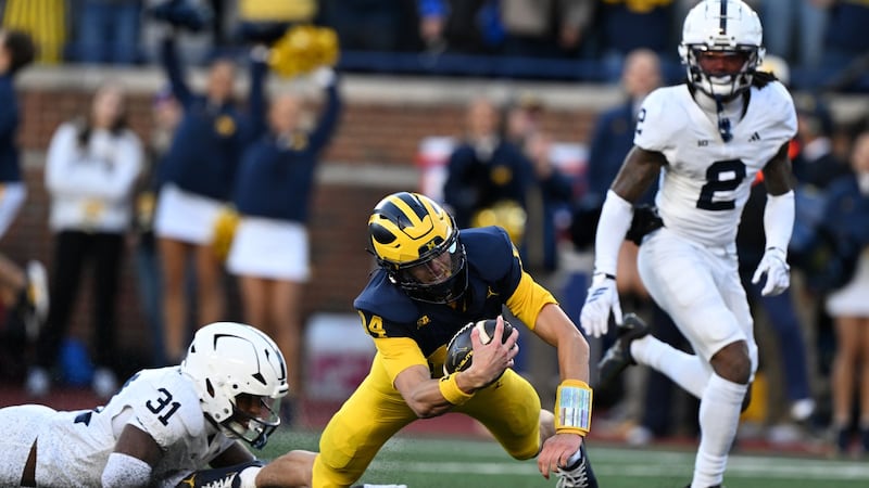 Carr replaces benched Underwood, leads Michigan to win over Penn State