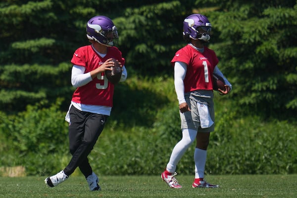 McCarthy: No 'awkwardness' with Murray over QB1 competition