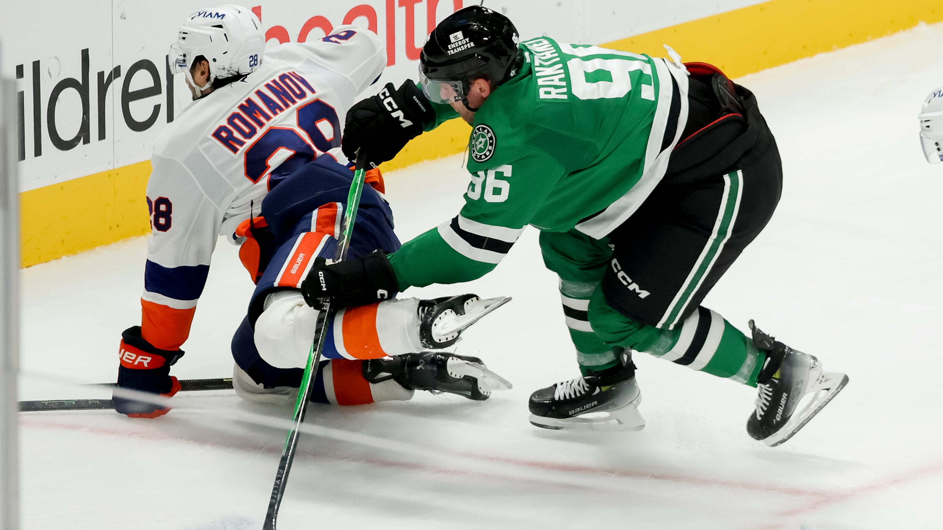 Alexander Romanov est frappé par Mikko Rantanen.