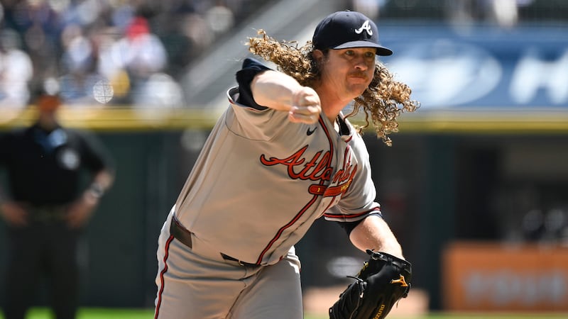 Holmes takes no-hitter into 7th as Braves top White Sox