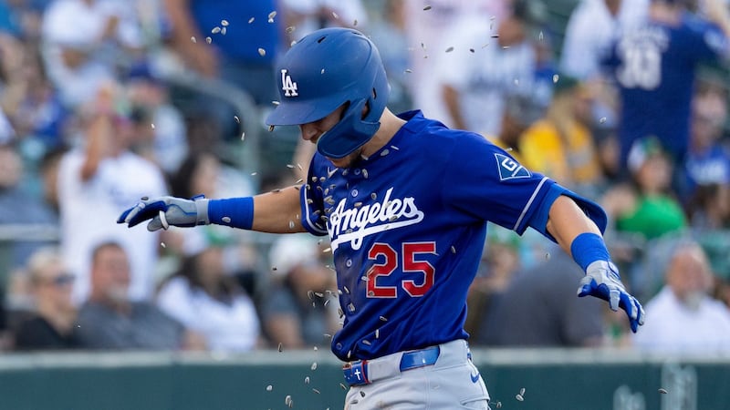 Edman homers, Roberts earns 1,000th managerial win as Dodgers beat A’s
