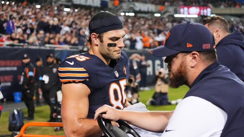 Bears TE Kmet exits late vs. Patriots with knee injury