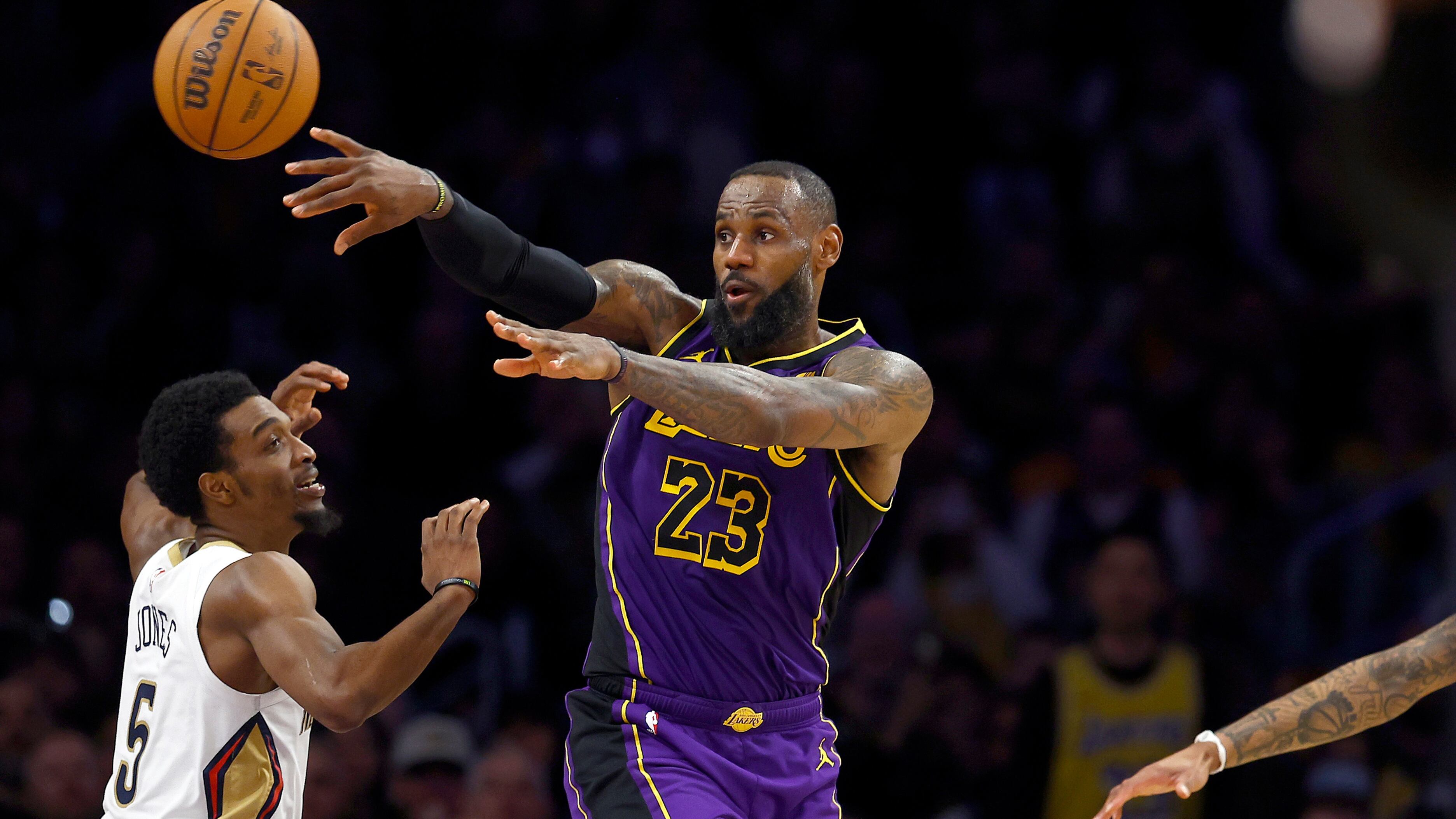 Los Angeles Lakers score 87 points in first half and roll to victory