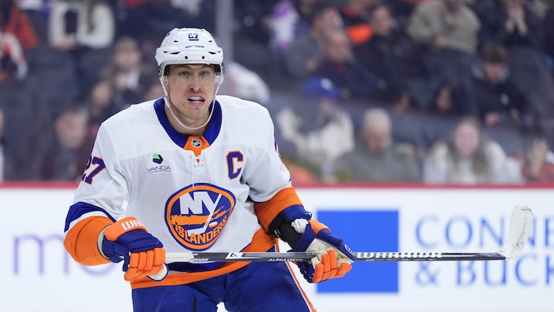 Islanders, pending UFA captain Lee are far apart in contract talks