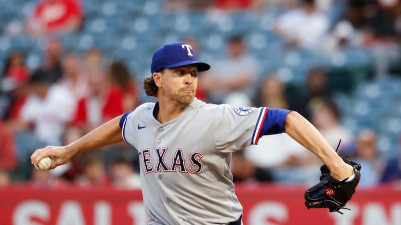 Rangers RHP deGrom leaves start vs. Angels with right triceps fatigue