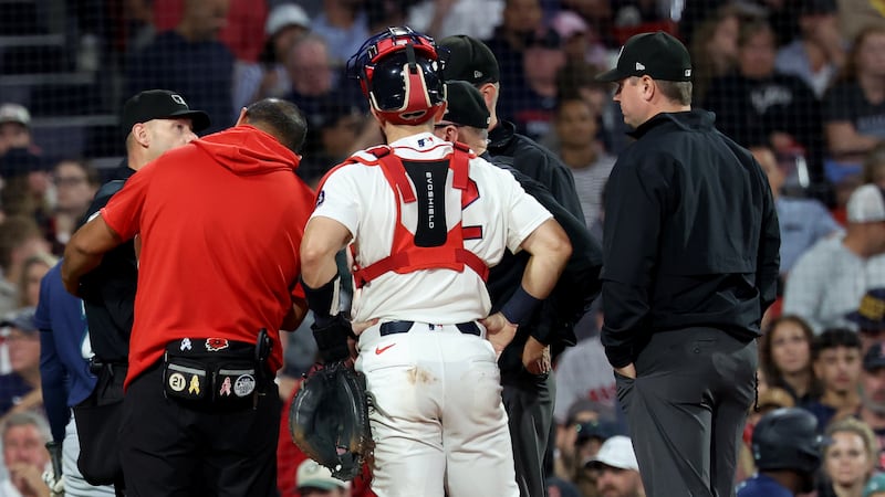 Umpire leaves Mariners-Red Sox after ball catches him under chin