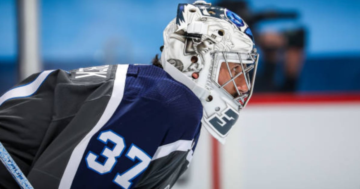 The questions to weigh in a Hellebuyck trade