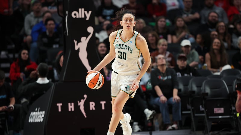 Stewart, Ionescu lead Liberty to win over skidding Sparks