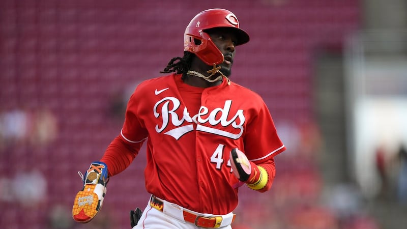De La Cruz’s first career walk-off hit gives Reds win over Cardinals to split doubleheader