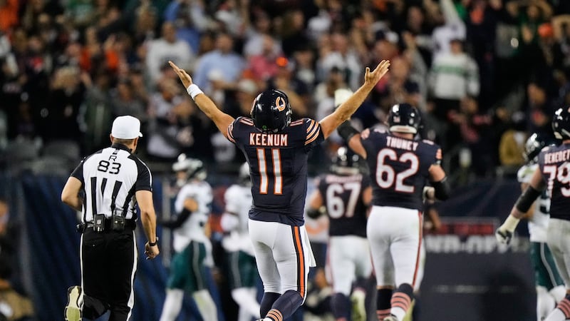 Keenum impresses in first start since 2023 to lead Bears past Eagles on MNF