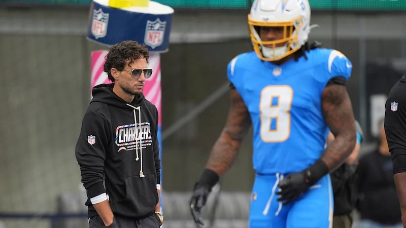 Winless Chargers sticking with McDaniel as offensive playcaller