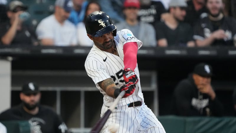 White Sox trade veteran outfielder Hill to the Phillies