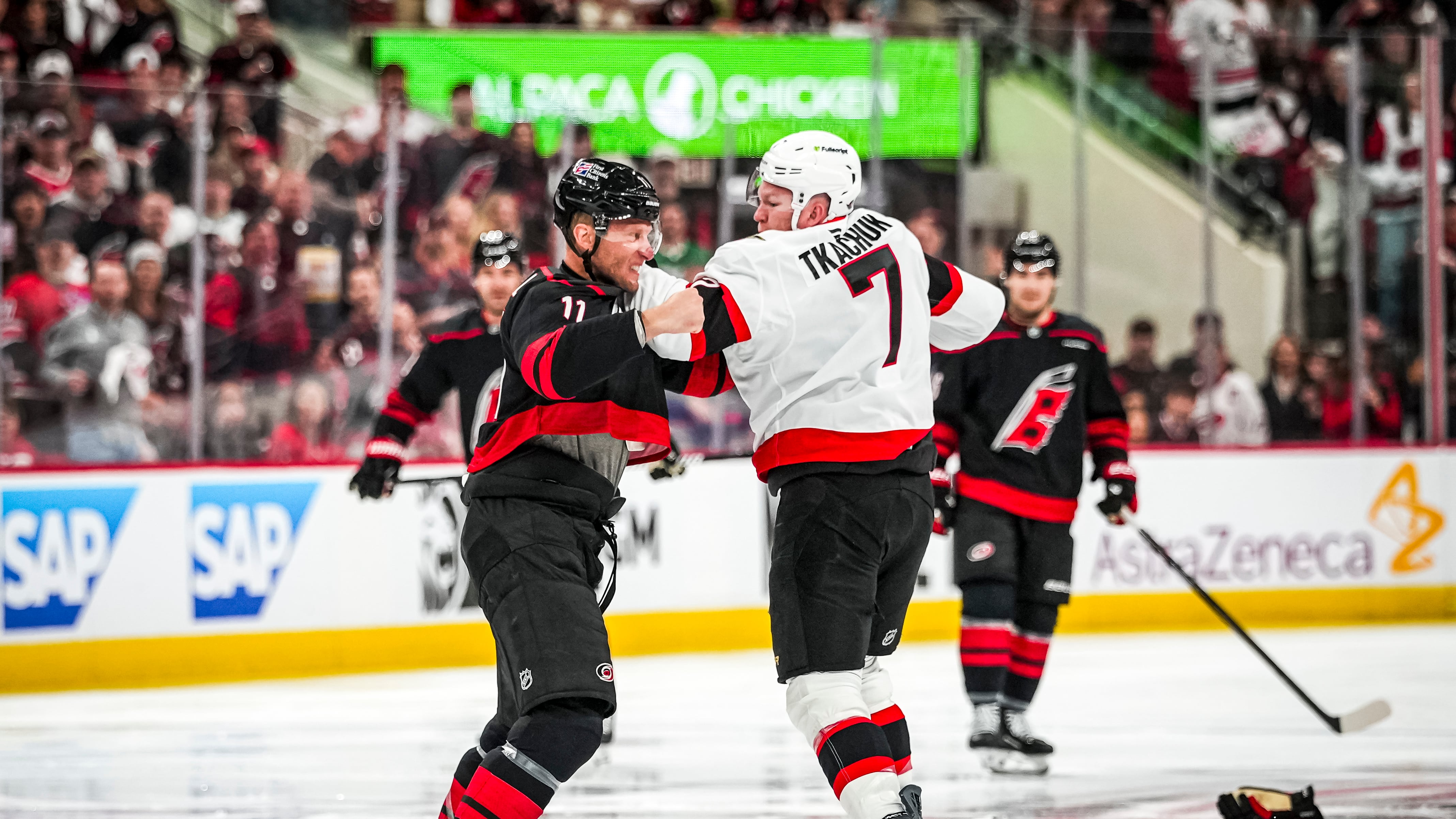 Jordan Staal et Brady Tkachuk