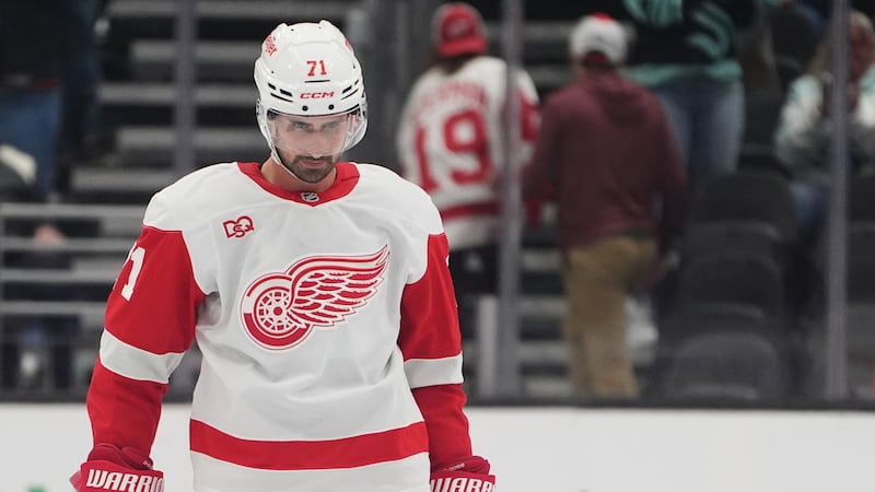 Red Wings F Larkin out Thursday as trade talks escalate, Horcoff to address situation