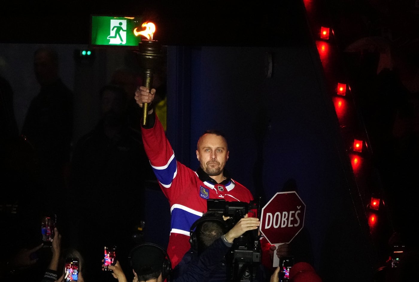 Former Canadiens goalie Halak carries torch to raucous ovation before Game