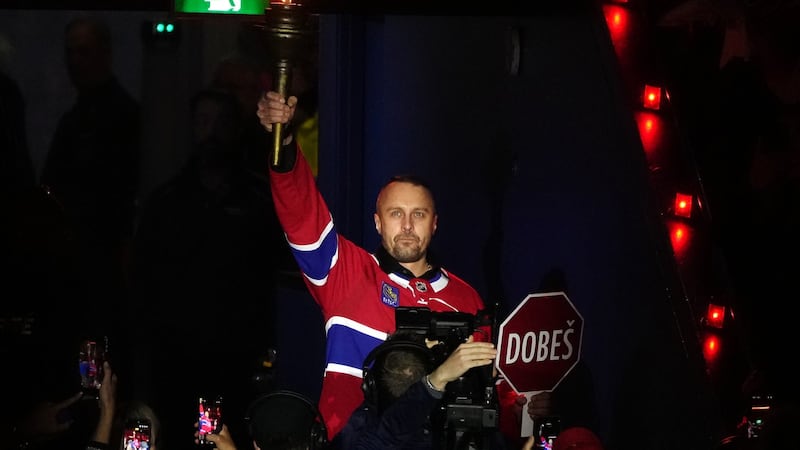 Former Canadiens goalie Halak carries torch to raucous ovation before Game 4 of Eastern final