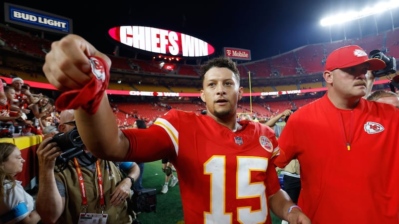 Mahomes shines on his surgically repaired knee in Chiefs’ season-opening rout of Broncos