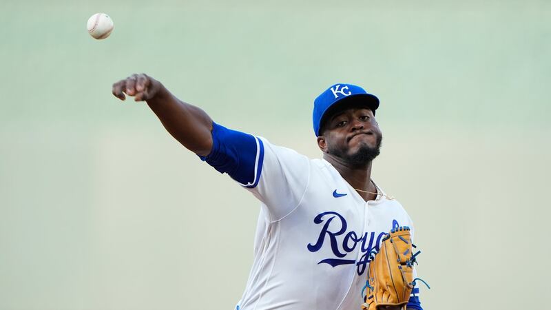 Avila, Loftin power Royals to win over Giants